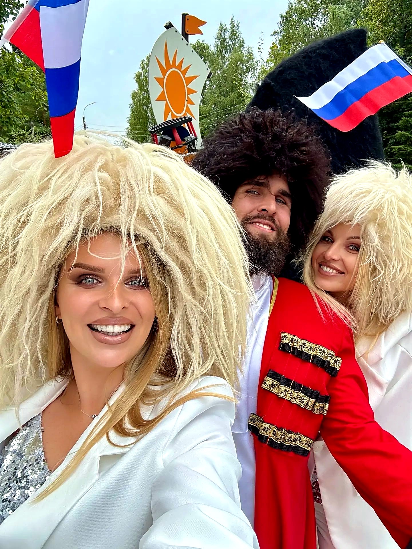 Солистка НА ДВИЖЕ в красном перед публикой