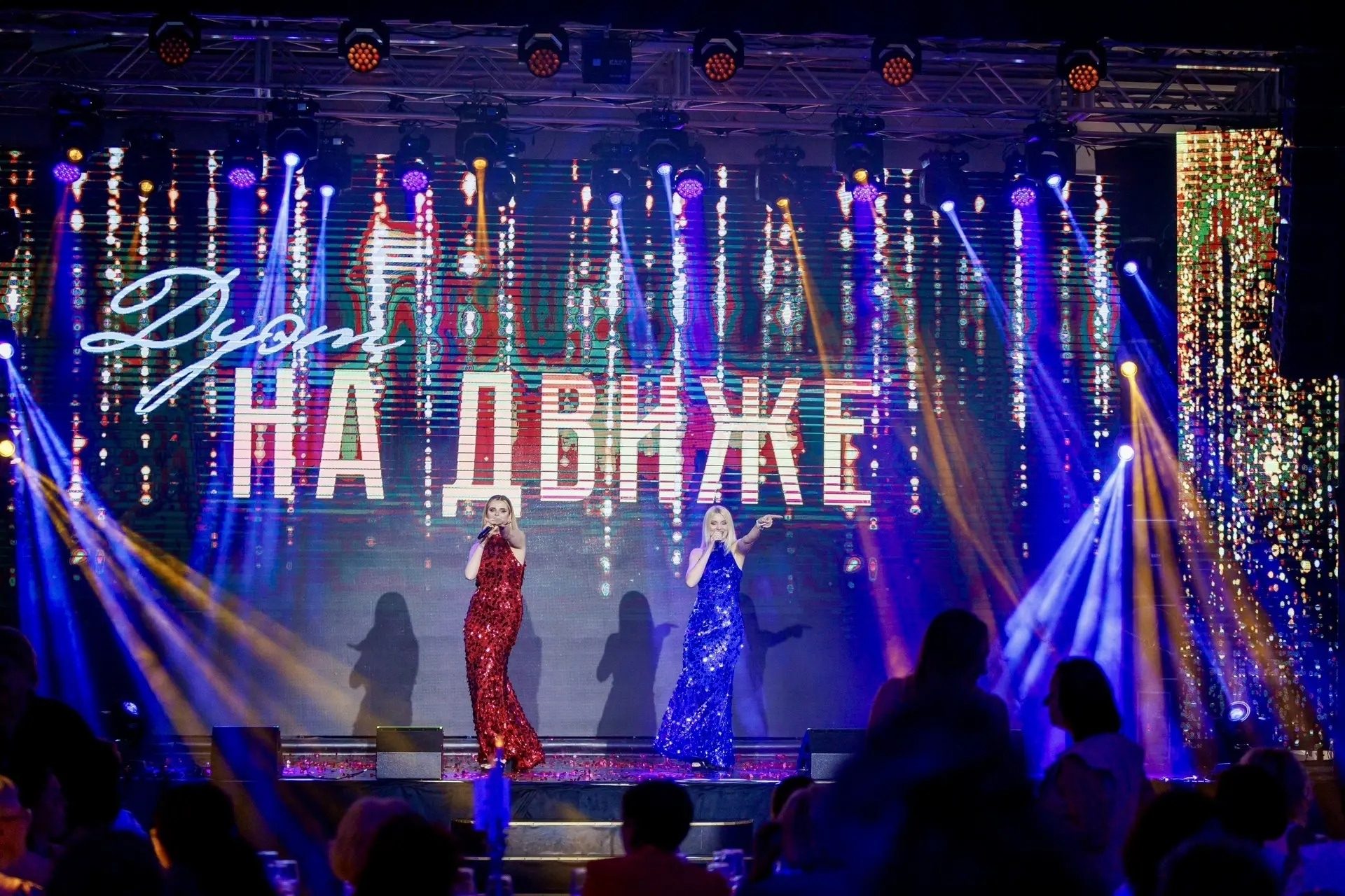 Кавер-группа НА ДВИЖЕ на летнем концерте — сценические платья